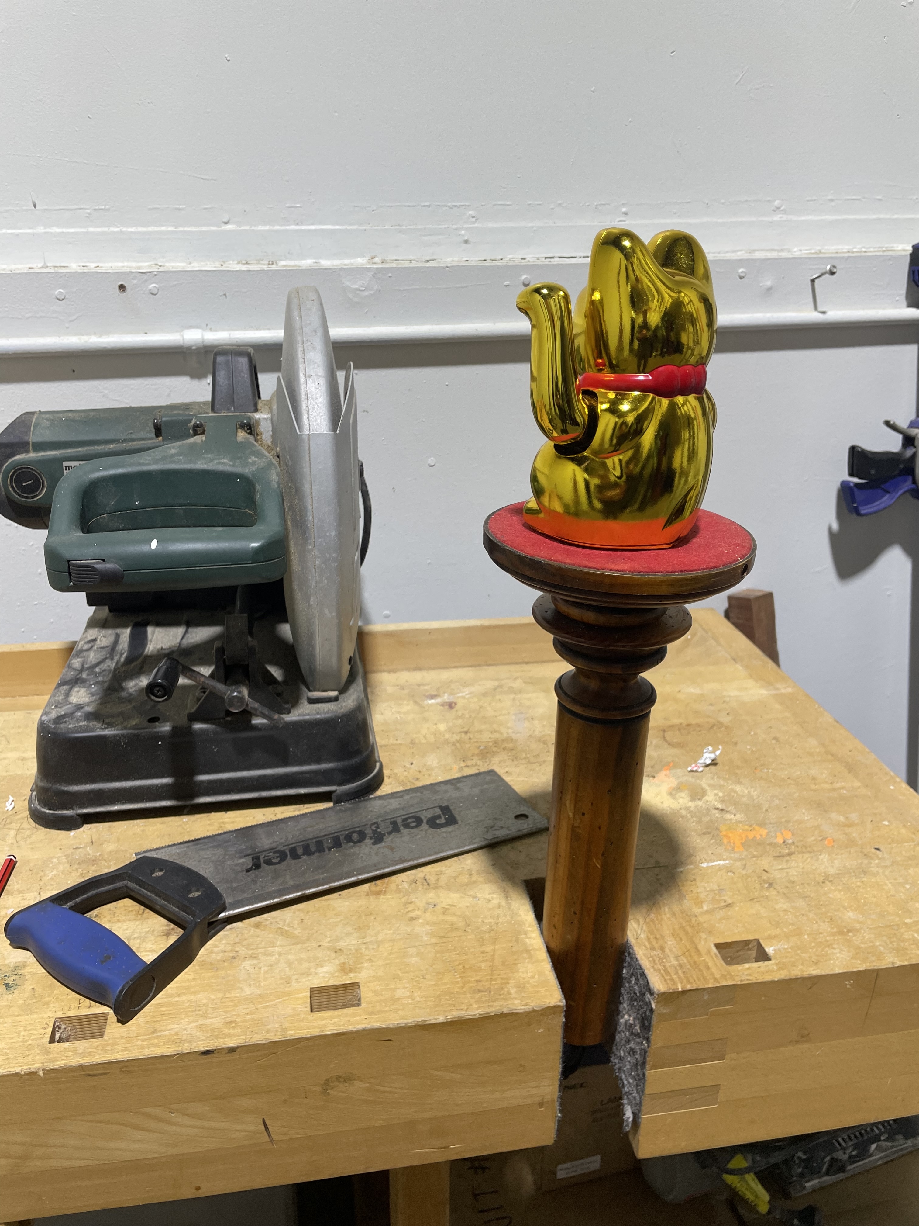 Lucky Cat waves to Drop Saw